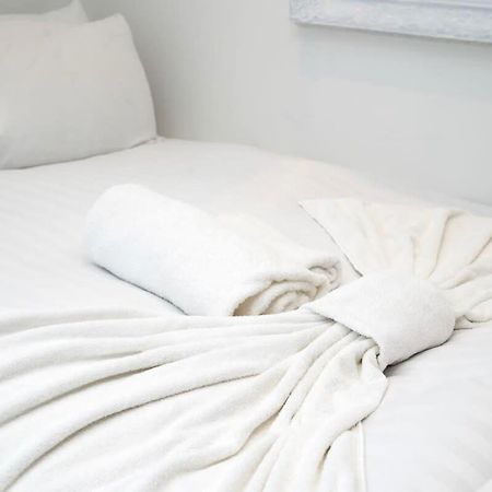 Cozy Single Level Flat With Parking Apartment Enfield Exterior photo