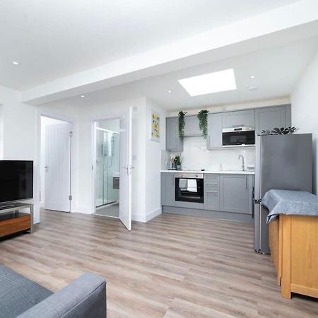 Cozy Single Level Flat With Parking Apartment Enfield Exterior photo
