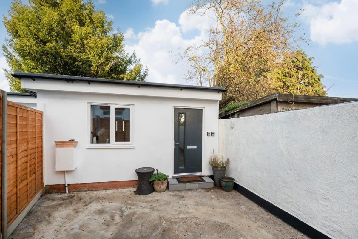 Cozy Single Level Flat With Parking Apartment Enfield Exterior photo