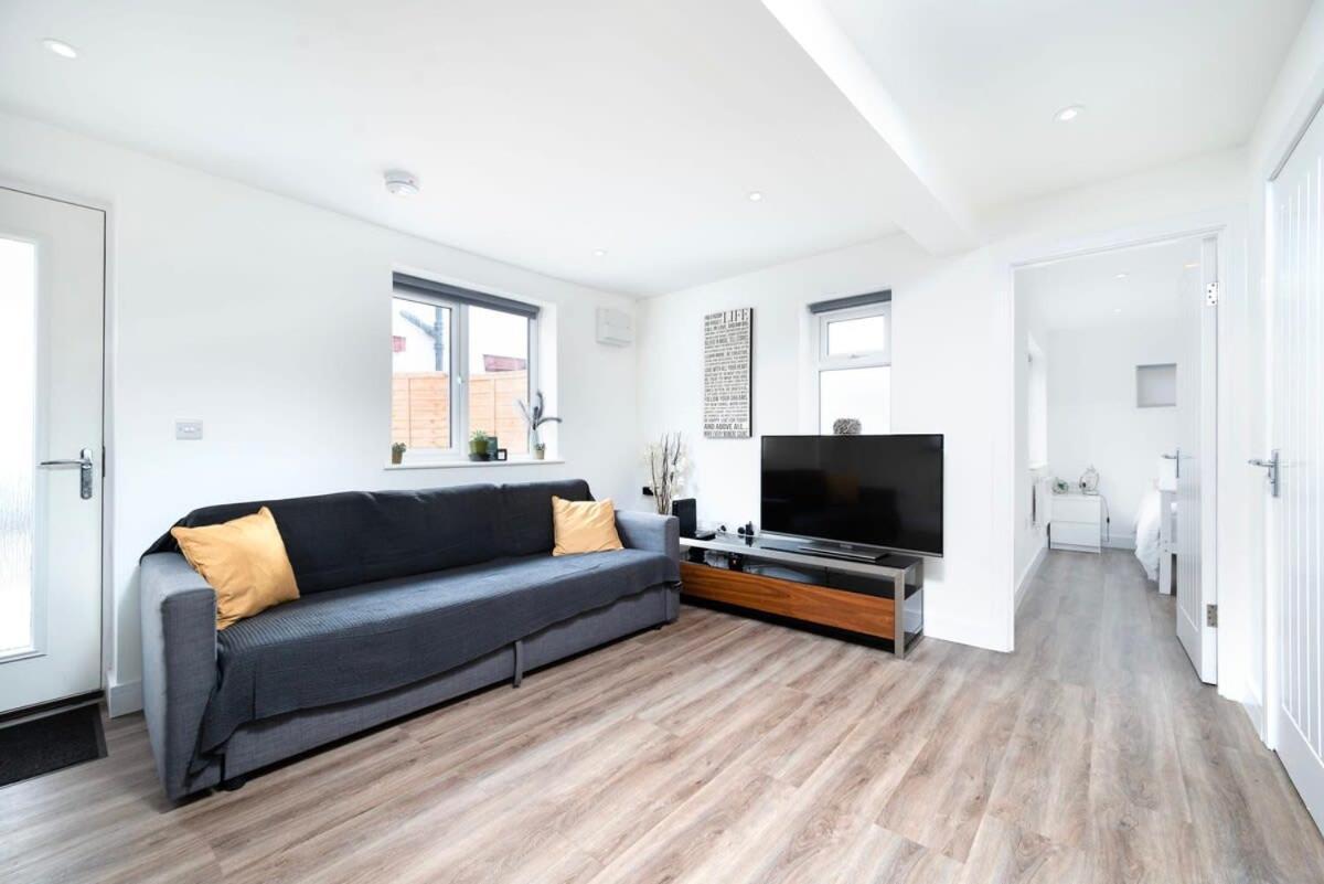 Cozy Single Level Flat With Parking Apartment Enfield Exterior photo
