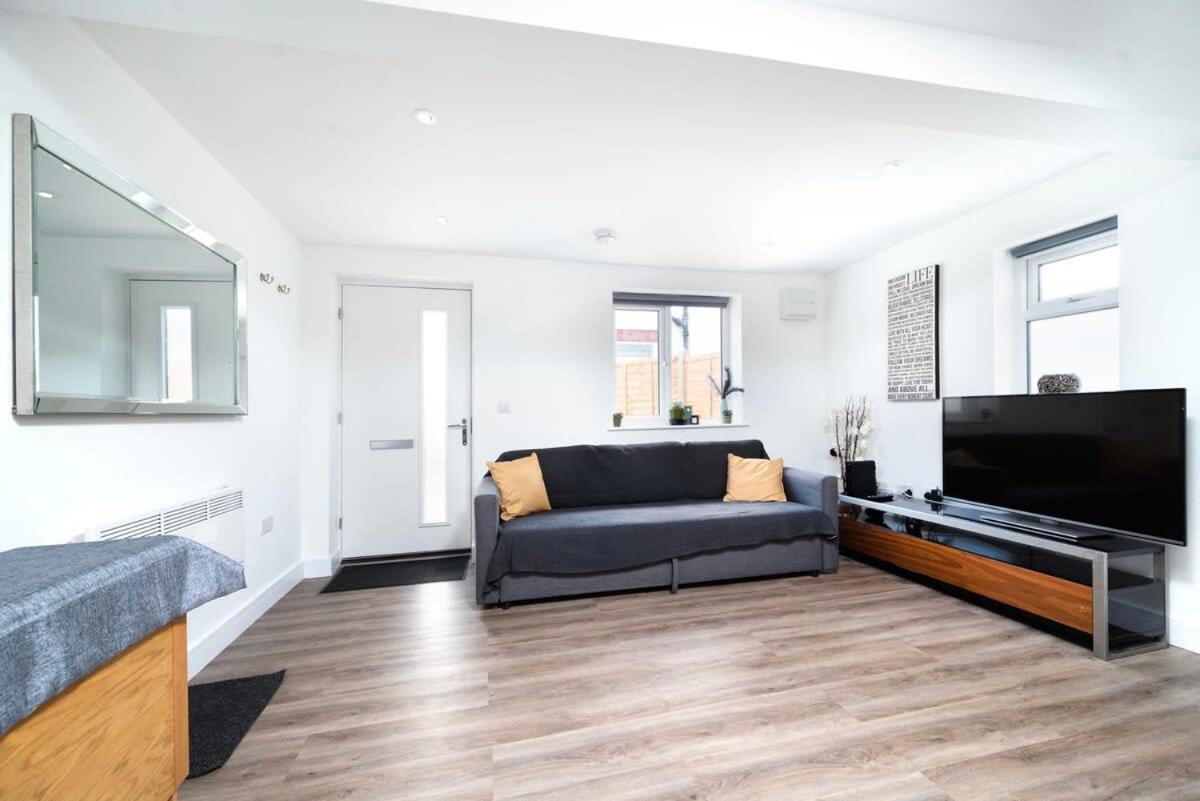 Cozy Single Level Flat With Parking Apartment Enfield Exterior photo